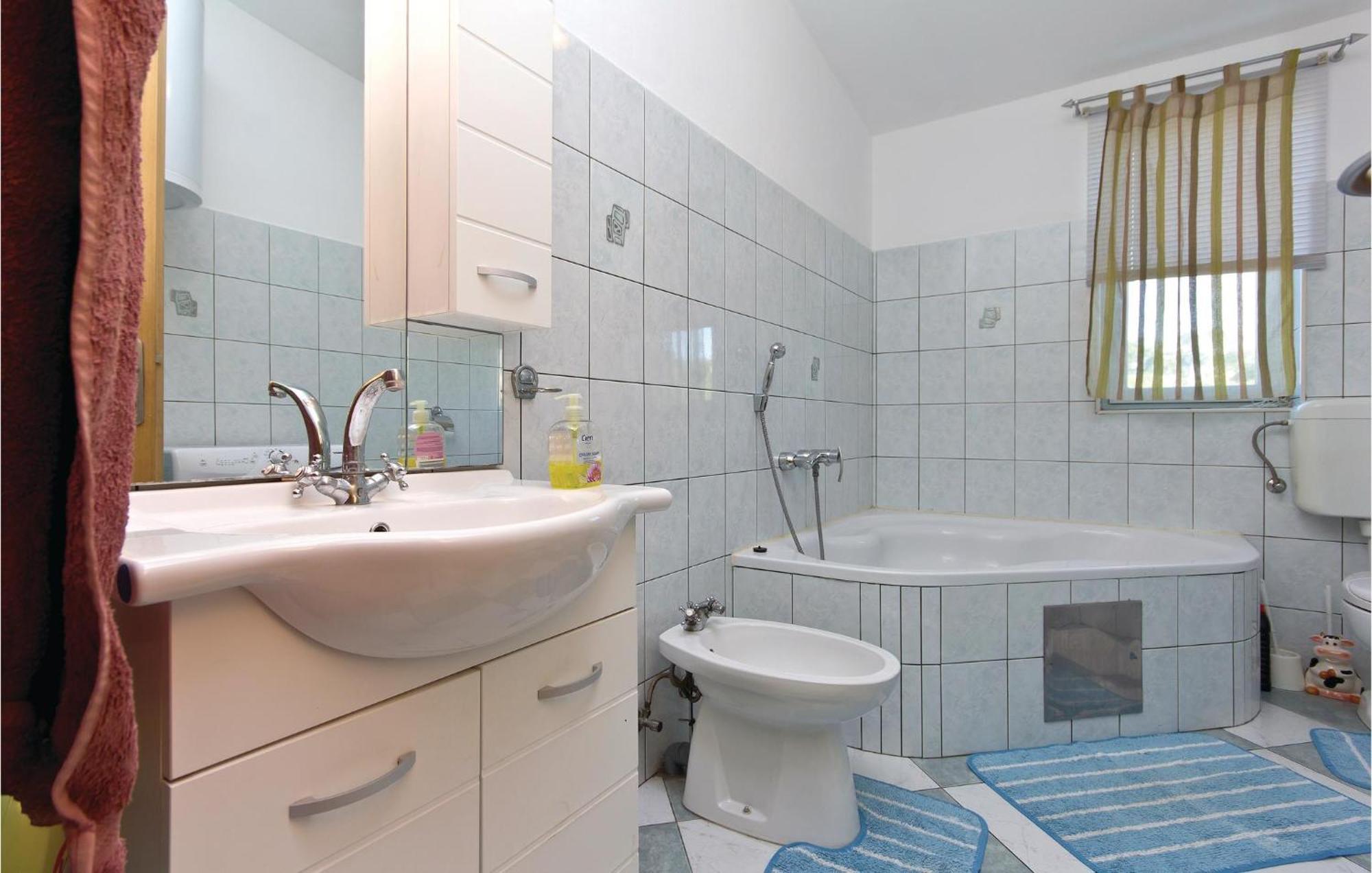 3 Bedroom Gorgeous Apartment In Marčana Exteriör bild