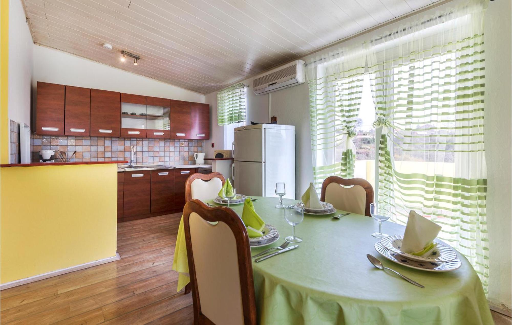 3 Bedroom Gorgeous Apartment In Marčana Exteriör bild